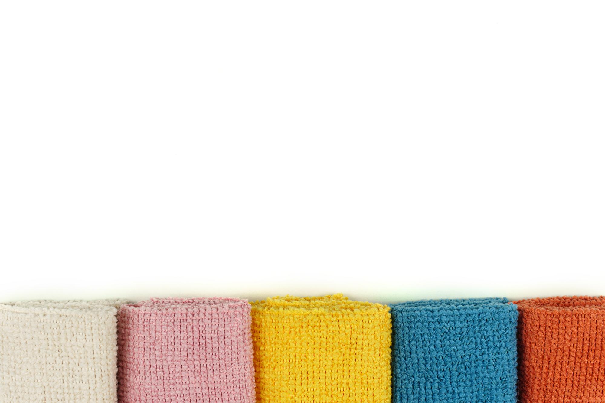 Dettaglio di punto raso su cotone colorato